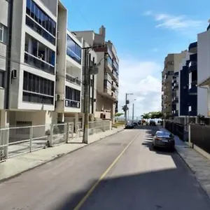  Apartamento Amplo Em Meia - Poucos Metros Do Mar